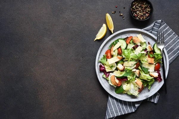 Cesare - insalata con formaggio, cracker e salsa. Insalata verde — Foto Stock