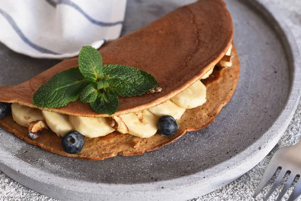 Pancake Dengan Pisang Dan Berry Untuk Sarapan — Stok Foto