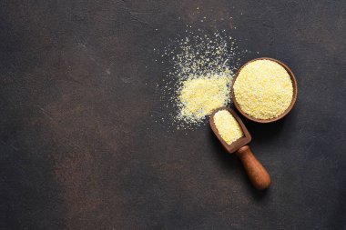 Koyu bir arka planda mısır ezmesi. Yukarıdan görüntüle.