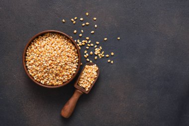 Beton zeminde patlamış mısır için mısır. Yukarıdan görüntüle.