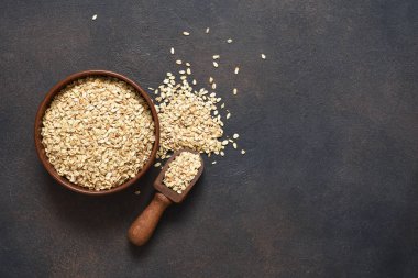 Yulaf, beton bir arka planda bir tabakta guruldar. Yukarıdan görüntüle.