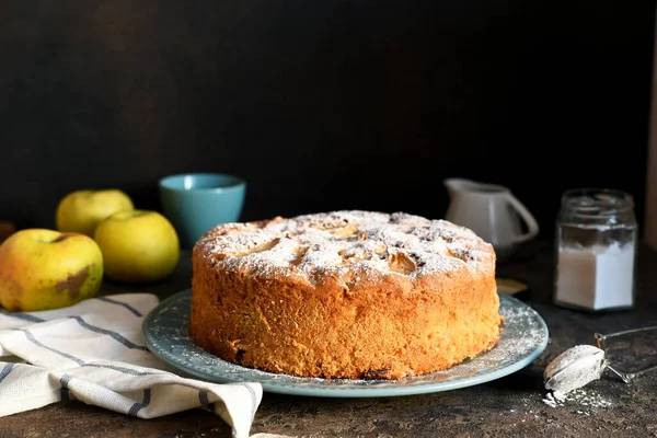 Charlotte Uma Torta Clássica Com Maçãs Contexto Concreto — Fotografia de Stock