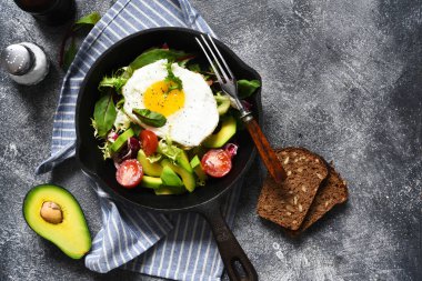 Domatesli salata ve avokado, kahvaltıda tavada kızartılmış..