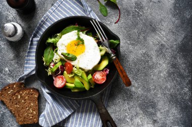 Domatesli salata ve avokado, kahvaltıda tavada kızartılmış..