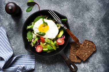 Domatesli salata ve avokado, kahvaltıda tavada kızartılmış..