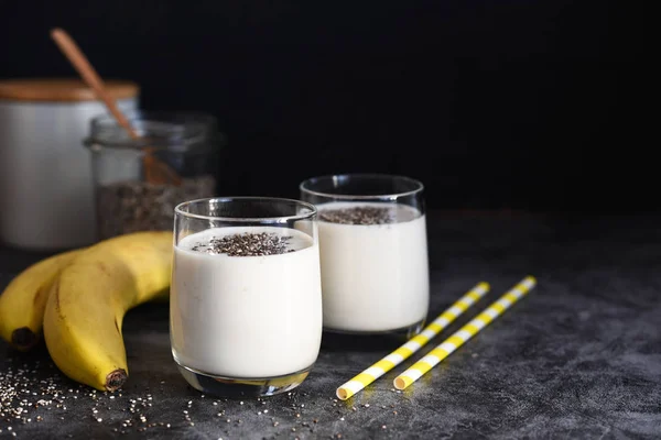 Smoothie Met Yoghurt Honing Banaan Een Betonnen Achtergrond — Stockfoto