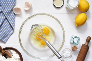 Mutfak masasında pişirmek için gerekli malzemeler. Tarte yapma süreci.