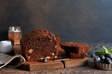Fındıklı çikolatalı pasta ve mutfak masasında kabuk..