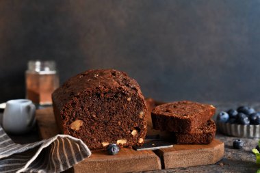 Fındıklı çikolatalı pasta ve mutfak masasında kabuk..