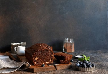 Fındıklı çikolatalı pasta ve mutfak masasında kabuk..