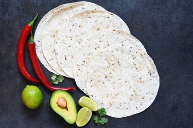 Kırmızı biberli ve avokadolu taco yapmak için mısır tortilla. Quesadilla pişirmek için gerekli malzemeler.