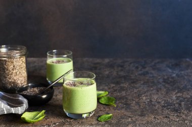 Ispanak ve chia tohumlu yeşil smoothie. Detoks içeceği.