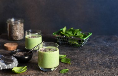 Ispanak ve chia tohumlu yeşil smoothie. Detoks içeceği.