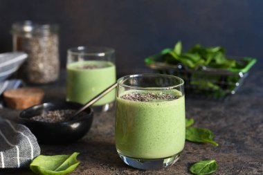 Ispanak ve chia tohumlu yeşil smoothie. Detoks içeceği.