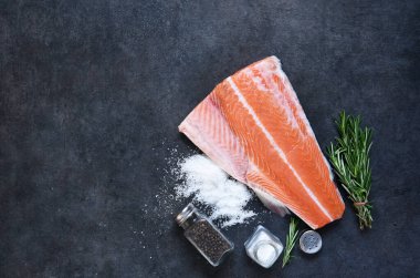 Beton kaplamalı taze somon fileto ve baharatlar. Yemek pişirmek için gerekli malzemeler.