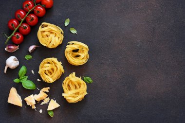 Baharatlı çiğ makarna. Tagliatelle soslu pişirmek için gerekli malzemeler.