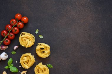 Baharatlı çiğ makarna. Tagliatelle soslu pişirmek için gerekli malzemeler.