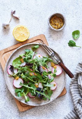 Salatayı turp ve hardal sosuyla karıştır. Mutfak masasında salata. Yukarıdan görüntüle.