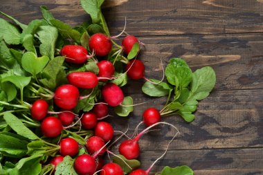 Metnin altında boşluk olan tahta bir zeminde taze, taze bir turp. Üst görünüm.