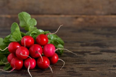 Metnin altında boşluk olan tahta bir zeminde taze, taze bir turp. Üst görünüm.