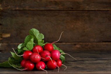 Metnin altında boşluk olan tahta bir zeminde taze, taze bir turp. Üst görünüm.