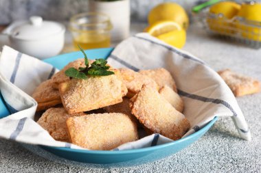 Mutfak masasında şekerli limonlu kurabiye..