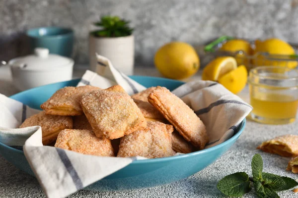 Лимонное Печенье Сахаром Цедрой Кухонном Столе — стоковое фото