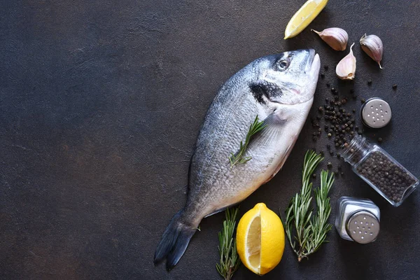 Pişirme Malzemeleri Taze Dorado Limon Biberiye Baharattır Yukarıdan Görüntüle — Stok fotoğraf