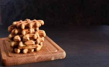 Mısır salatası ve tomanlı peynirli waffle. Beton zeminde sağlıklı bir kahvaltı..