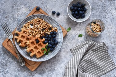 Kahvaltıda granola ve yaban mersinli Belçika waffle 'ı..