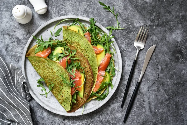 Pannkakor Med Spenat Lax Och Ost Köksbordet Utsikt Ovanifrån — Stockfoto