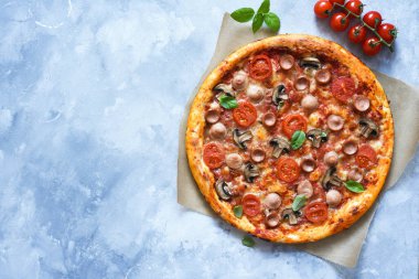 Beton arka planda domates soslu ve peynirli pizza. Yukarıdan görüntüle.