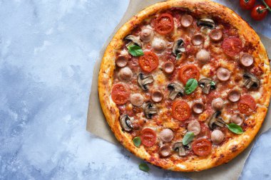 Beton arka planda domates soslu ve peynirli pizza. Yukarıdan görüntüle.