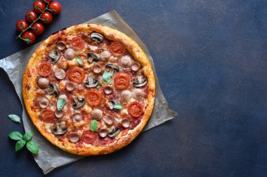 Domates soslu pizza, mantar ve peynirli esmer bir arka plan. Yukarıdan görüntüle.