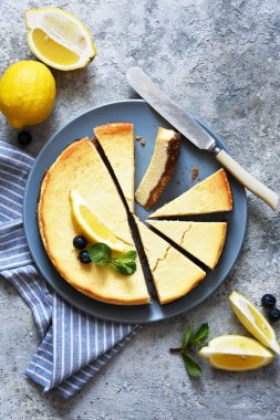 Beton zeminde New York limonlu cheesecake.