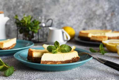Beton zeminde New York limonlu cheesecake.