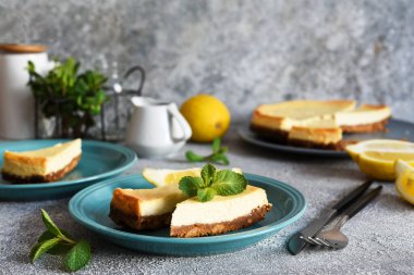 Beton zeminde New York limonlu cheesecake.