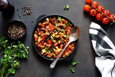 Chili con carne klasik Meksika yemeği mutfak masasında, üst manzara.
