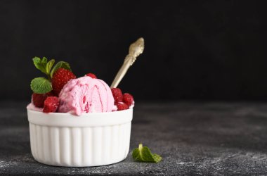 Beton arka planda kasede ahududu dondurması. Yatay odak.