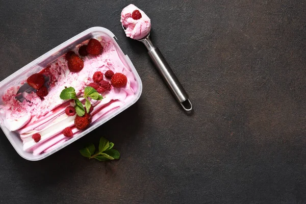 Helado Frambuesa Con Fresas Vainilla Sobre Fondo Hormigón —  Fotos de Stock