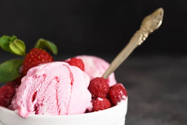 Helado Frambuesa Tazón Sobre Fondo Hormigón Enfoque Horizontal —  Fotos de Stock