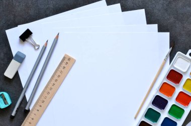 Renkli okul malzemeleri seti. Okula geri dön..