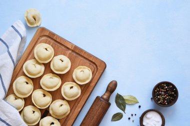 Mutfak masasında et pişirme işlemi olan Ravioli. Yukarıdan görüntüle.