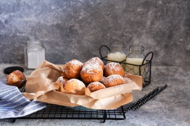 Mutfak masasında şekerli kızarmış çörekler..