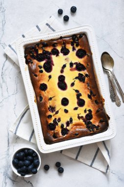 Mutfak masasında çimento üzerine ricotta ve dutlu cheesecake..