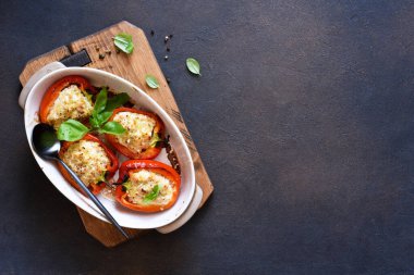 Beton bir arka planda et ve pilav ile pişirilmiş dolmalık biber..