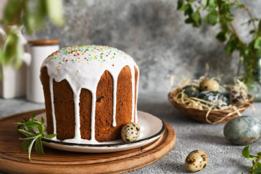 Geleneksel paskalya keki, kremalı ve paskalya yumurtalı. Kutlama tablosu ayarları.