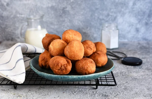 Жареные Пончики Сахаром Кухонном Столе — стоковое фото