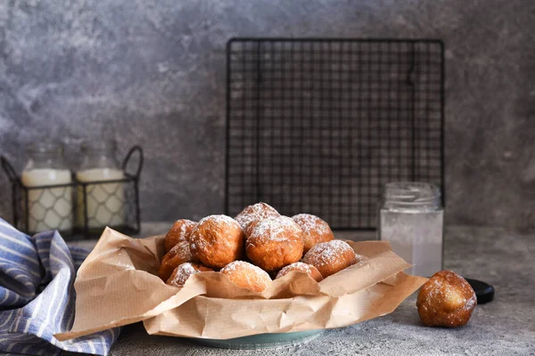 Gefrituurde Donuts Met Poedersuiker Keukentafel — Stockfoto
