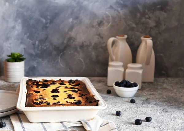 Cheesecake Ricotta Fructe Pădure Masa Bucătărie Fundal Din Beton — Fotografie, imagine de stoc